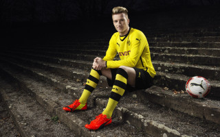 Old man soccer uniform stairs - step free wallpaper