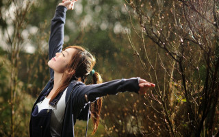Woman reaching tree branch arms - chen lin free wallpaper