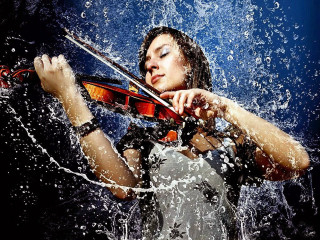 Woman playing violin water splashing - figurative art free wallpaper