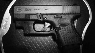 Gun black white rubber band - viennese actionism free wallpaper