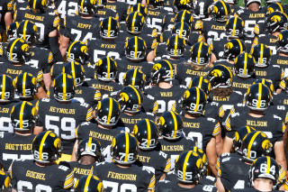 Football players black yellow uniforms - glorious free wallpaper