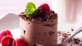 Chocolate cake raspberries spoon plate - a chocolate cake free wallpaper