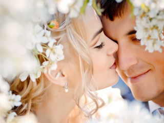 Man woman kissing flower tree - romantic free wallpaper