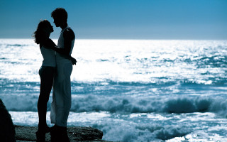 Couple standing rock ocean blue - romantic free wallpaper