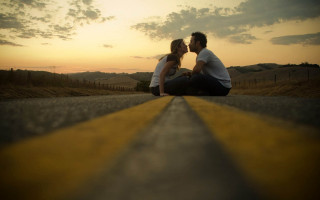 Man woman kissing road sunset 2 - the middle of the road free wallpaper