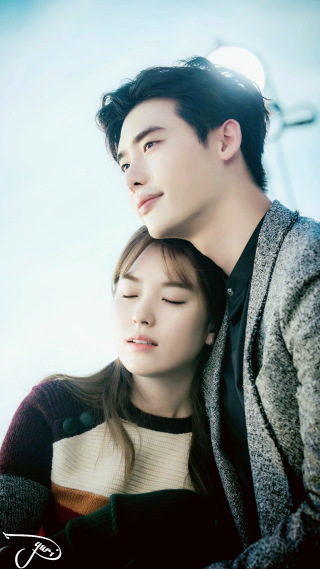 Couple hugging sky background blue - a sky background behind them free wallpaper