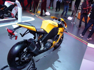 Yellow motorcycle gray floor crowd - de stijl free wallpaper