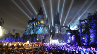 Crowd castle night lights stage - a large crowd of people free wallpaper