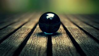 Black ball wooden table green 4 - depth of field free wallpaper
