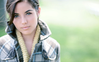 Woman plaid shirt yellow necklace - a plaid shirt free wallpaper