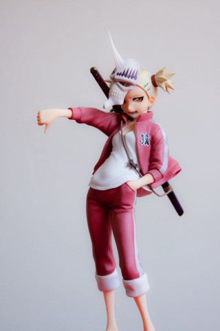 Woman figurine hat sword pink - a statue free wallpaper