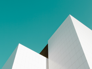 White building clock blue sky - a blue sky behind free wallpaper