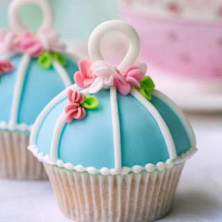 Cupcake closeup bow top decoration - free happy birthday wallpaper