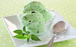 Ice cream scoops plate spoon - a green leaf free wallpaper