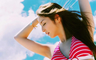 Woman redwhite stripes cellphone outdoors - chen jiru free wallpaper