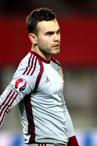 Man soccer uniform looking ball - bronze free wallpaper