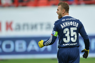 Soccer player yellow glove blue - a blue uniform free wallpaper