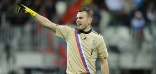 Soccer player yellow glove holding - a crowd in the background free wallpaper