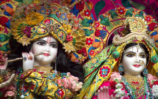 Colorful statues man woman jewelry - a statue free wallpaper