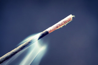Toothbrush smoke sparks blue sky - tip free wallpaper