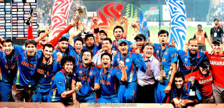 Men trophy crowd field celebration - a trophy in front free wallpaper