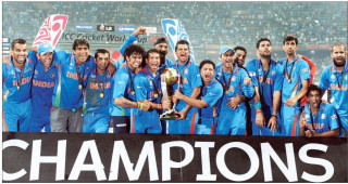 Men holding trophy crowd field - a trophy in front free wallpaper