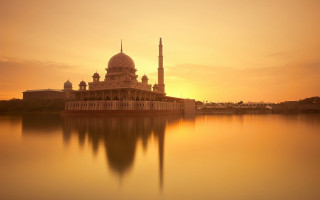 Large building lake tall building - a tall building free wallpaper