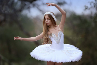Young girl white tutu headband - a young girl free wallpaper