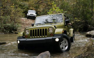 Jeep driving river woods sunny - a sunny day free wallpaper