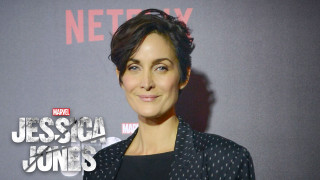 Woman smiling redcarpet greybackground araceli - a black top free wallpaper