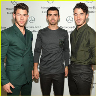 Three men mercedes sign logo - neofauvism free wallpaper