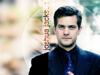 Man suit thumbs up city - circular free wallpaper