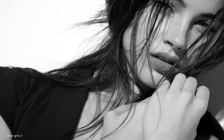 Woman long hair brushing comb - free retro wallpaper