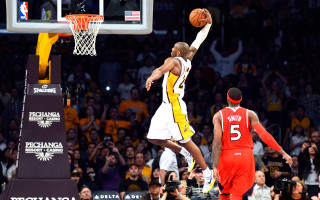 Basketball player dunking crowd watching - a basketball player free wallpaper