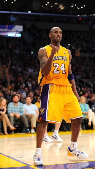 Man yellow jersey court hand - turnaround free wallpaper