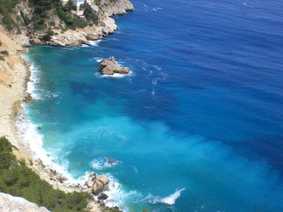 Beach cliffs white building blue - a view of a beach free wallpaper