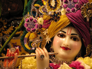 Statue woman flute flower hair - a green background free wallpaper