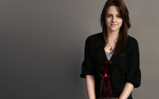 Woman holding red award smiling - visual free wallpaper