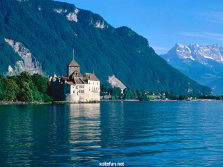 Castle lake mountains blue sky 10 - a blue sky in the foreground free wallpaper