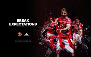 Man red uniform kicking soccer - 4k resolution free wallpaper