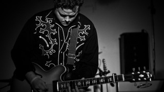 Man playing guitar room microphone - a guitar in a room free wallpaper