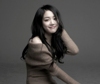 Woman sweater jeans fishnets photorealistic - grey background free wallpaper
