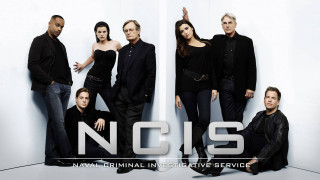 Group people standing white wall 4 - a white wall free wallpaper