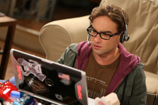 Man headphones laptop livingroom couch - headphone free wallpaper