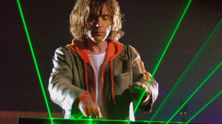 Man standing laptop stage green - les automatiste free wallpaper
