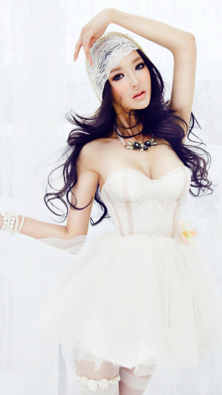 Woman white dress hat posing 3 - a white dress and a hat free wallpaper