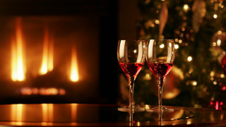 Wine glasses fireplace christmas tree - two glass of wine free wallpaper