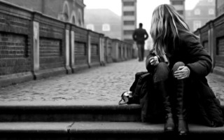 Woman sitting steps building looking - the step of a building free wallpaper