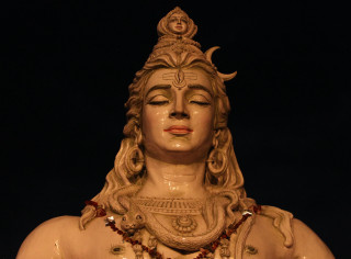 Statue woman necklace around her - sculpture free wallpaper