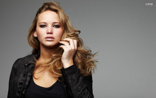 Woman longhair pose blonde freckles - perfect face free wallpaper